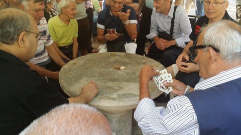 Scopa, briscola e tressette: i nonni che ancora giocano con le ''napoletane''